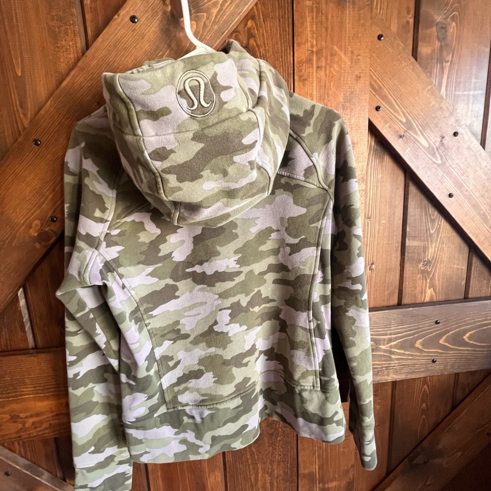 Lulu lemon scuba hoodie
Camouflage
Size 10